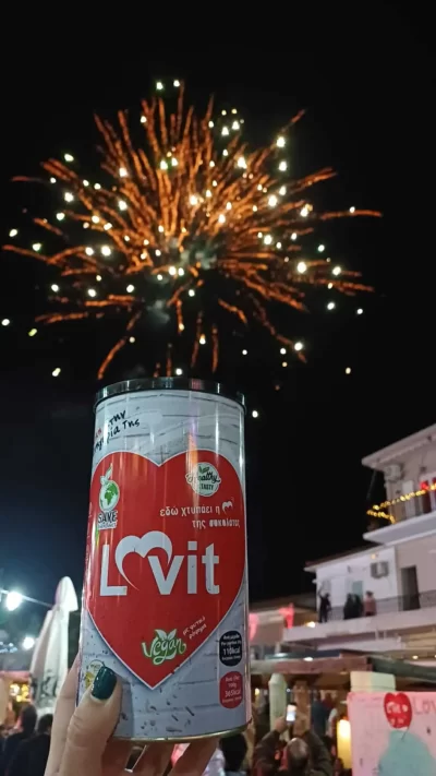 &Eta; &sigma;&upsilon;&nu;&epsilon;&iota;&sigma;&phi;&omicron;&rho;ά &tau;&eta;&sigmaf; Lovit ❤ &gamma;&iota;&alpha; &tau;&eta; &phi;&omega;&tau;&alpha;&gamma;ώ&gamma;&eta;&sigma;&eta; &tau;&omicron;&upsilon; &Chi;&rho;&iota;&sigma;&tau;&omicron;&upsilon;&gamma;&epsilon;&nu;&nu;&iota;ά&tau;&iota;&kappa;&omicron;&upsilon; &Delta;έ&nu;&tau;&rho;&omicron;&upsilon; &sigma;&tau;&eta;&nu; &Sigma;ά&mu;&omicron;.