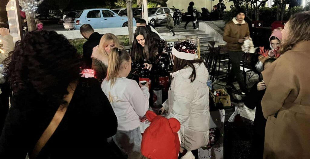 Γεύση, Παράδοση και Λάμψη✨! Lovit & Gia…giamas στο άναμμα του χριστουγεννιάτικου δέντρου!